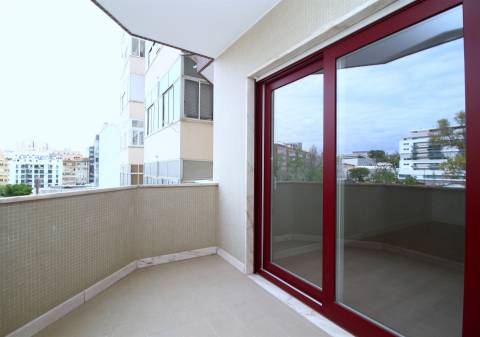 Apartamento T3 remodelado arrecadação parqueamento Estrada da Luz