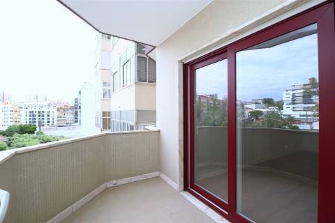 Apartamento T3 remodelado arrecadação parqueamento Estrada da Luz