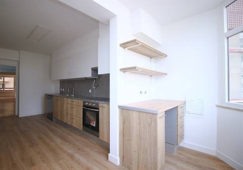 Apartamento T3 remodelado arrecadação parqueamento Estrada da Luz