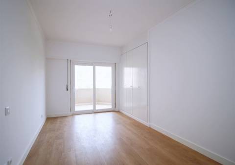 Apartamento T3 remodelado arrecadação parqueamento Estrada da Luz