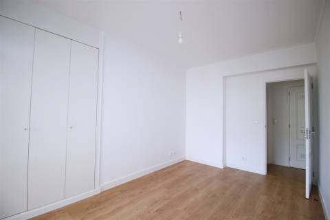 Apartamento T3 remodelado arrecadação parqueamento Estrada da Luz