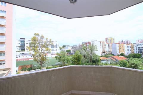 Apartamento T3 remodelado arrecadação parqueamento Estrada da Luz