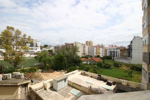 Apartamento T3 remodelado arrecadação parqueamento Estrada da Luz