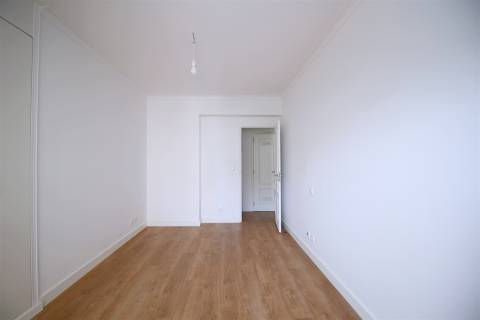 Apartamento T3 remodelado arrecadação parqueamento Estrada da Luz