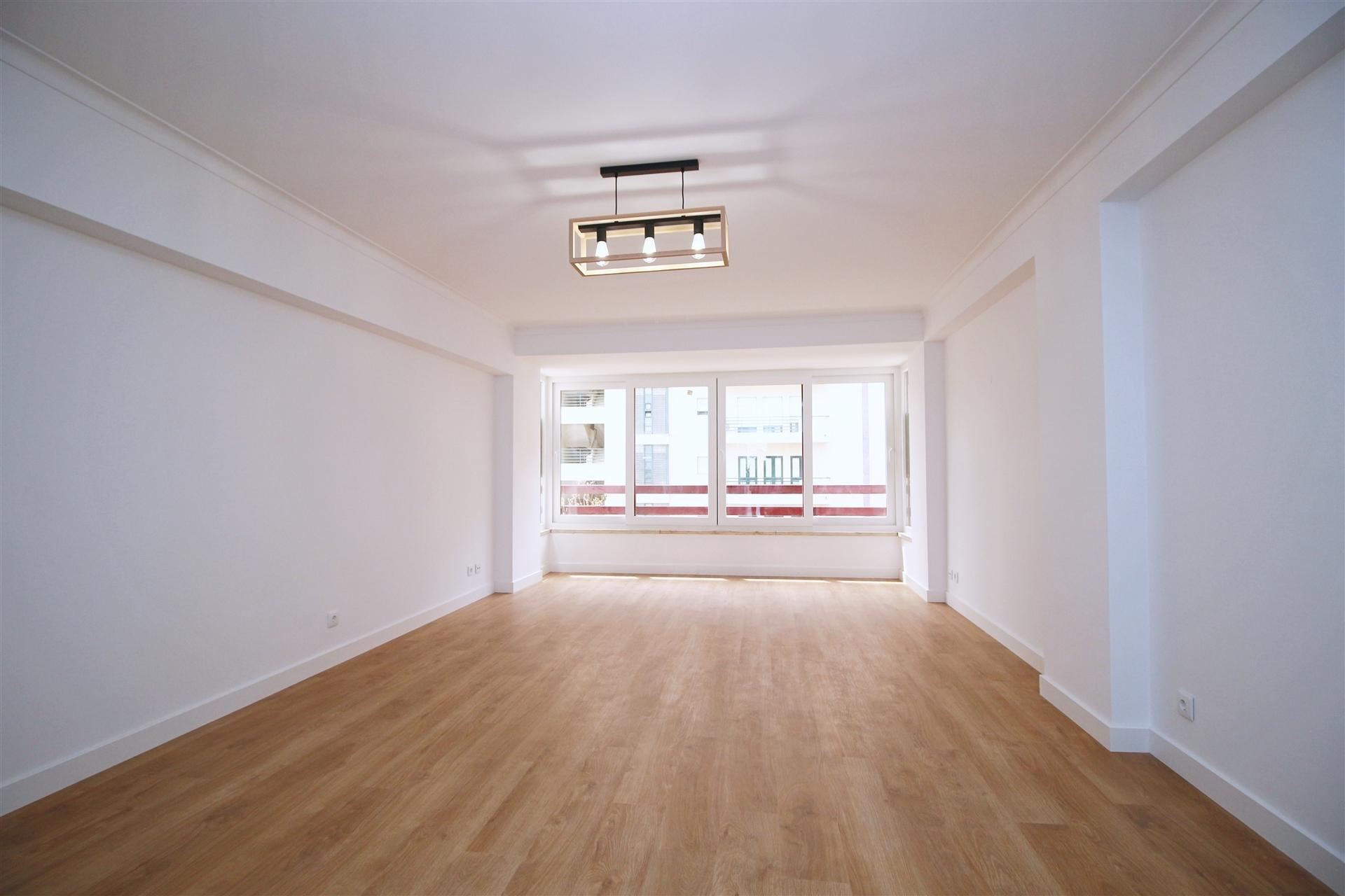 Apartamento T3 remodelado arrecadação parqueamento Estrada da Luz