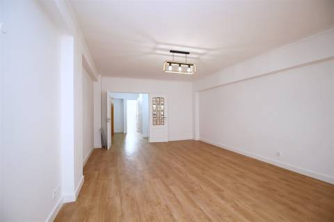 Apartamento T3 remodelado arrecadação parqueamento Estrada da Luz