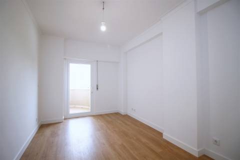 Apartamento T3 remodelado arrecadação parqueamento Estrada da Luz