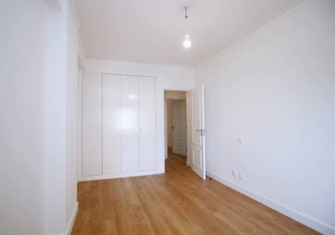 Apartamento T3 remodelado arrecadação parqueamento Estrada da Luz