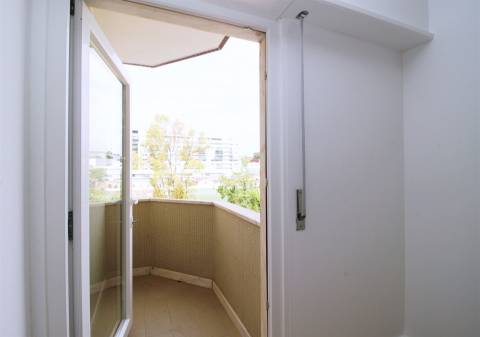 Apartamento T3 remodelado arrecadação parqueamento Estrada da Luz