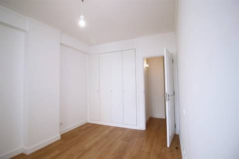 Apartamento T3 remodelado arrecadação parqueamento Estrada da Luz