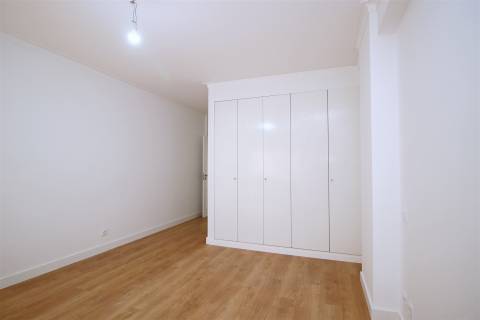 Apartamento T3 remodelado arrecadação parqueamento Estrada da Luz