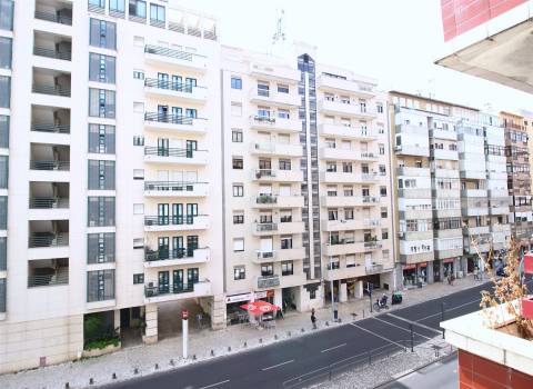 Apartamento T3 remodelado arrecadação parqueamento Estrada da Luz