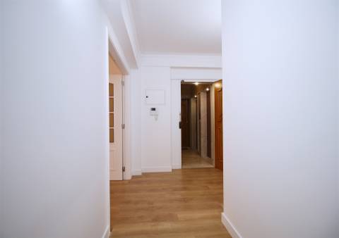 Apartamento T3 remodelado arrecadação parqueamento Estrada da Luz