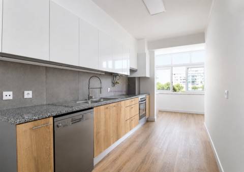 Apartamento T3 remodelado arrecadação parqueamento Estrada da Luz