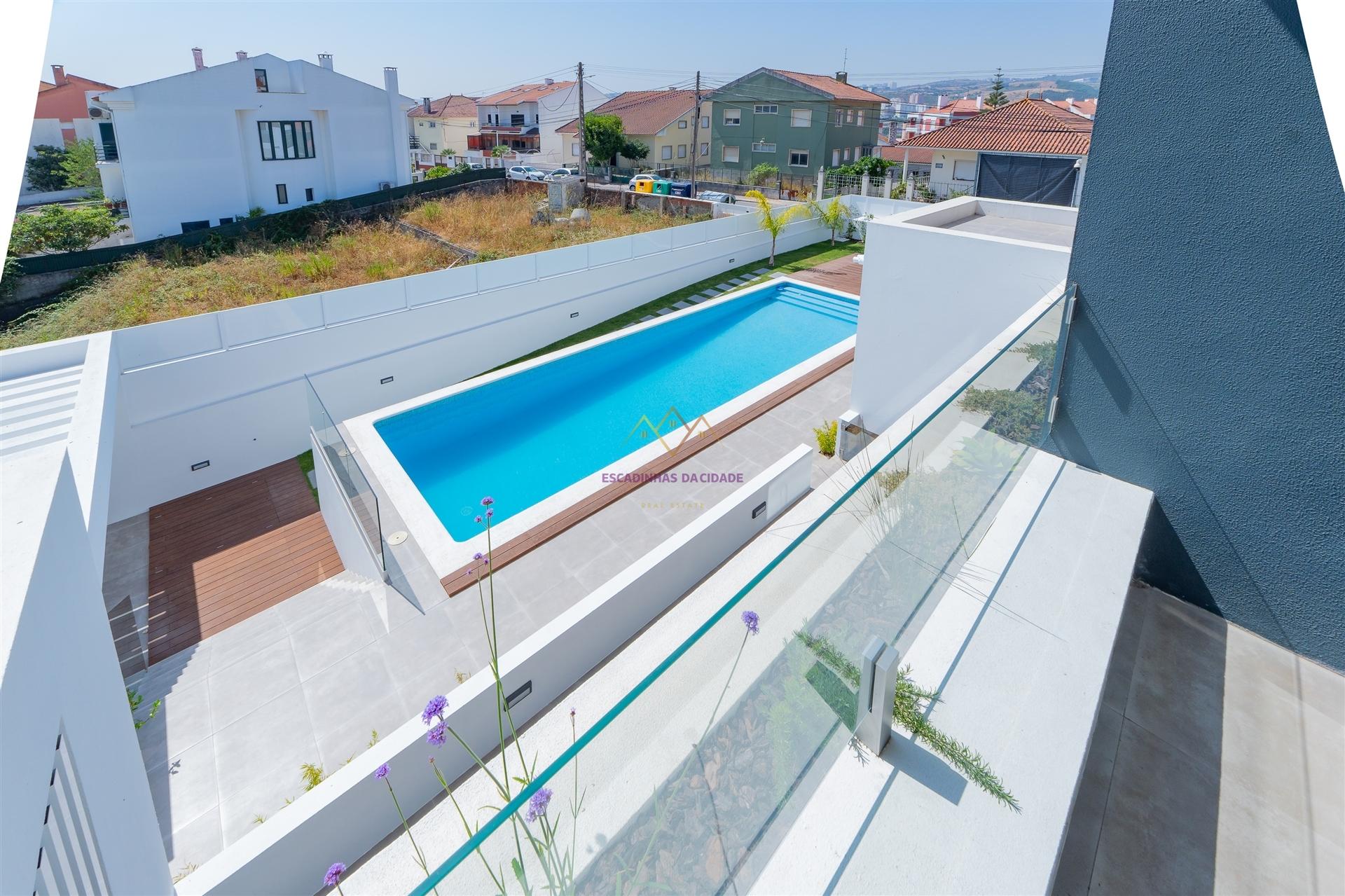 Moradia T4 inserida em Condomínio fechado com piscina e ginásio - Loures