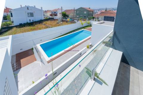 Moradia T4 inserida em Condomínio fechado com piscina e ginásio - Loures