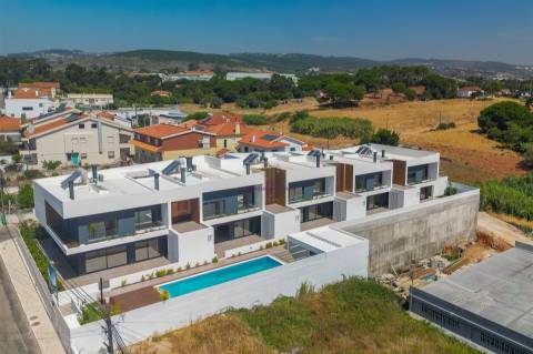Moradia T4 inserida em Condomínio fechado com piscina e ginásio - Loures