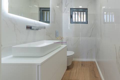 Moradia T4 inserida em Condomínio fechado com piscina e ginásio - Loures