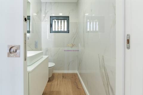 Moradia T4 inserida em Condomínio fechado com piscina e ginásio - Loures