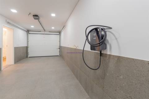Moradia T4 inserida em Condomínio fechado com piscina e ginásio - Loures