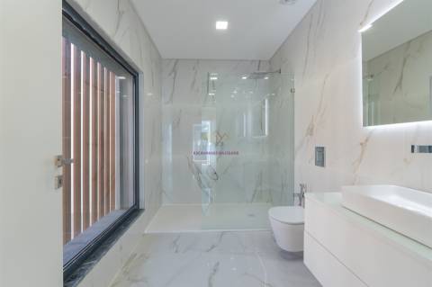 Moradia T4 inserida em Condomínio fechado com piscina e ginásio - Loures