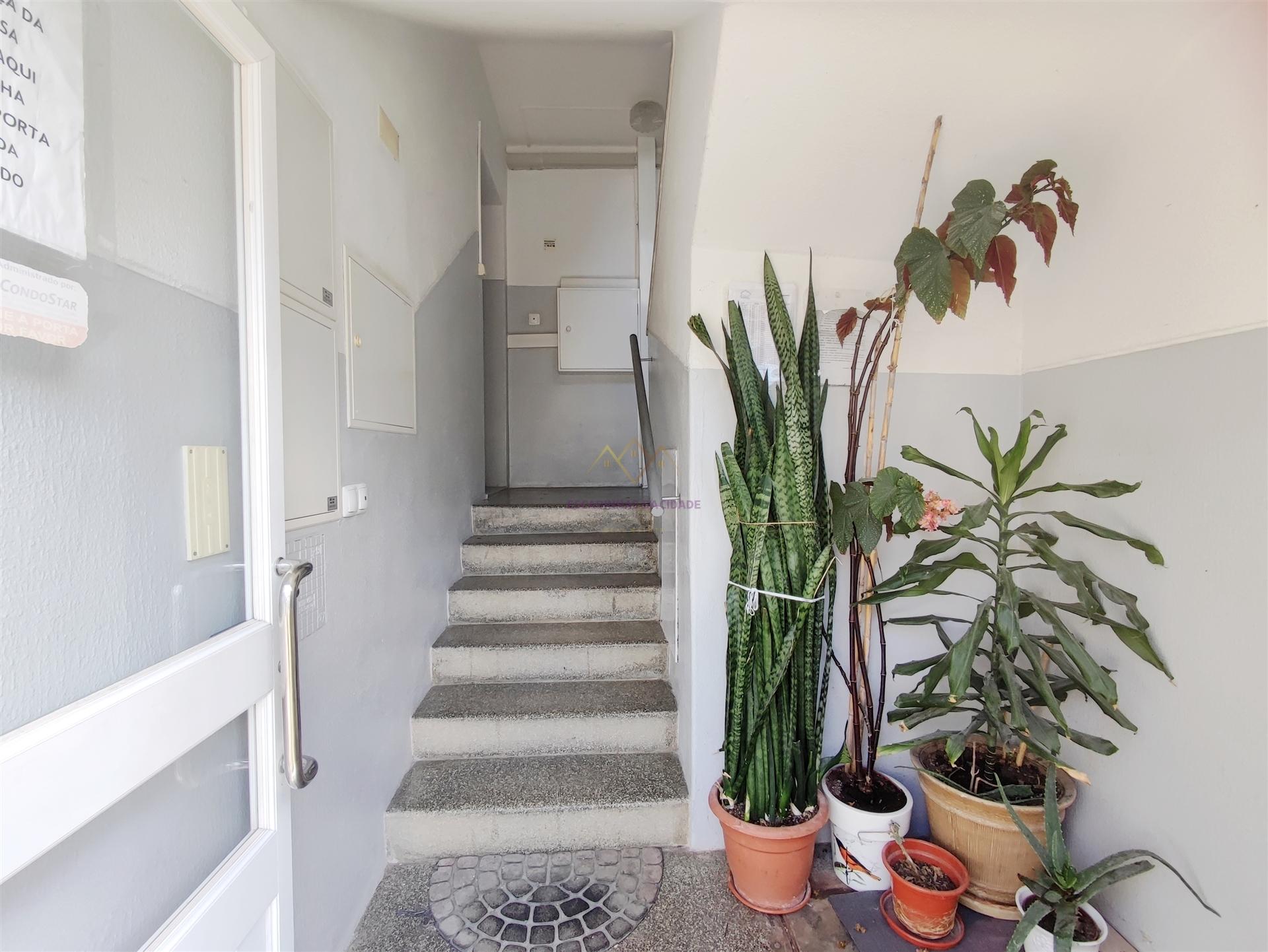 Apartamento T3 Remodelado com Duas Frentes Solares Laranjeiro