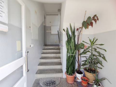 Apartamento T3 Remodelado com Duas Frentes Solares Laranjeiro