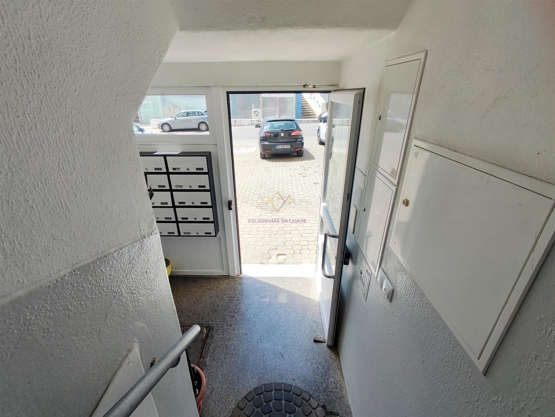 Apartamento T3 Remodelado com Duas Frentes Solares Laranjeiro