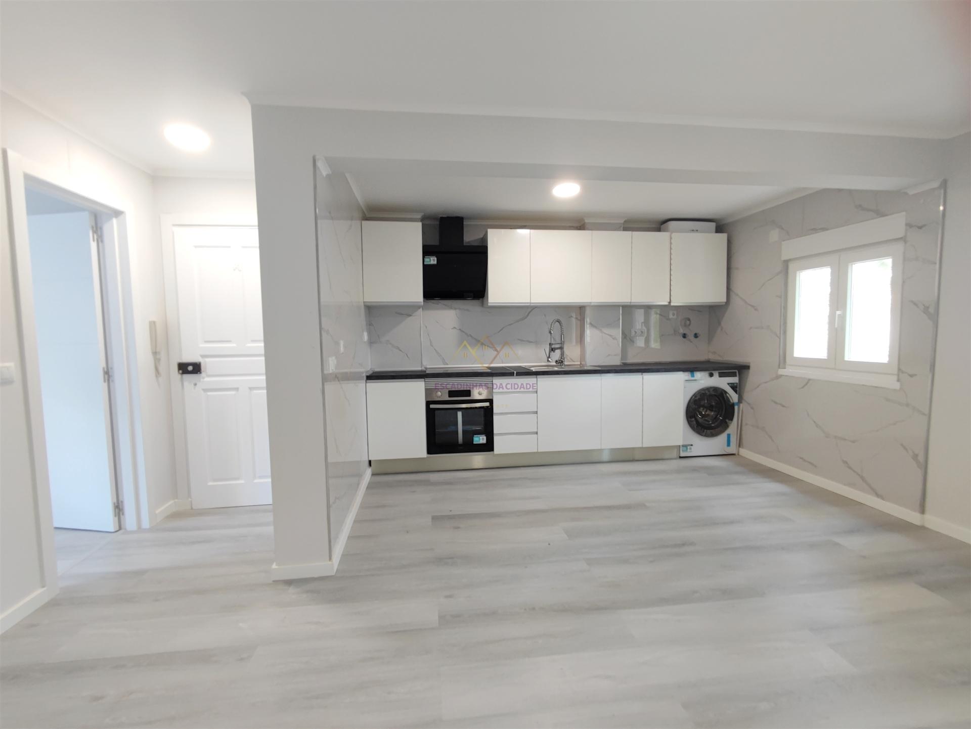 Apartamento T3 Remodelado com Duas Frentes Solares Laranjeiro