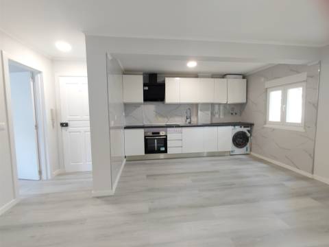 Apartamento T3 Remodelado com Duas Frentes Solares Laranjeiro