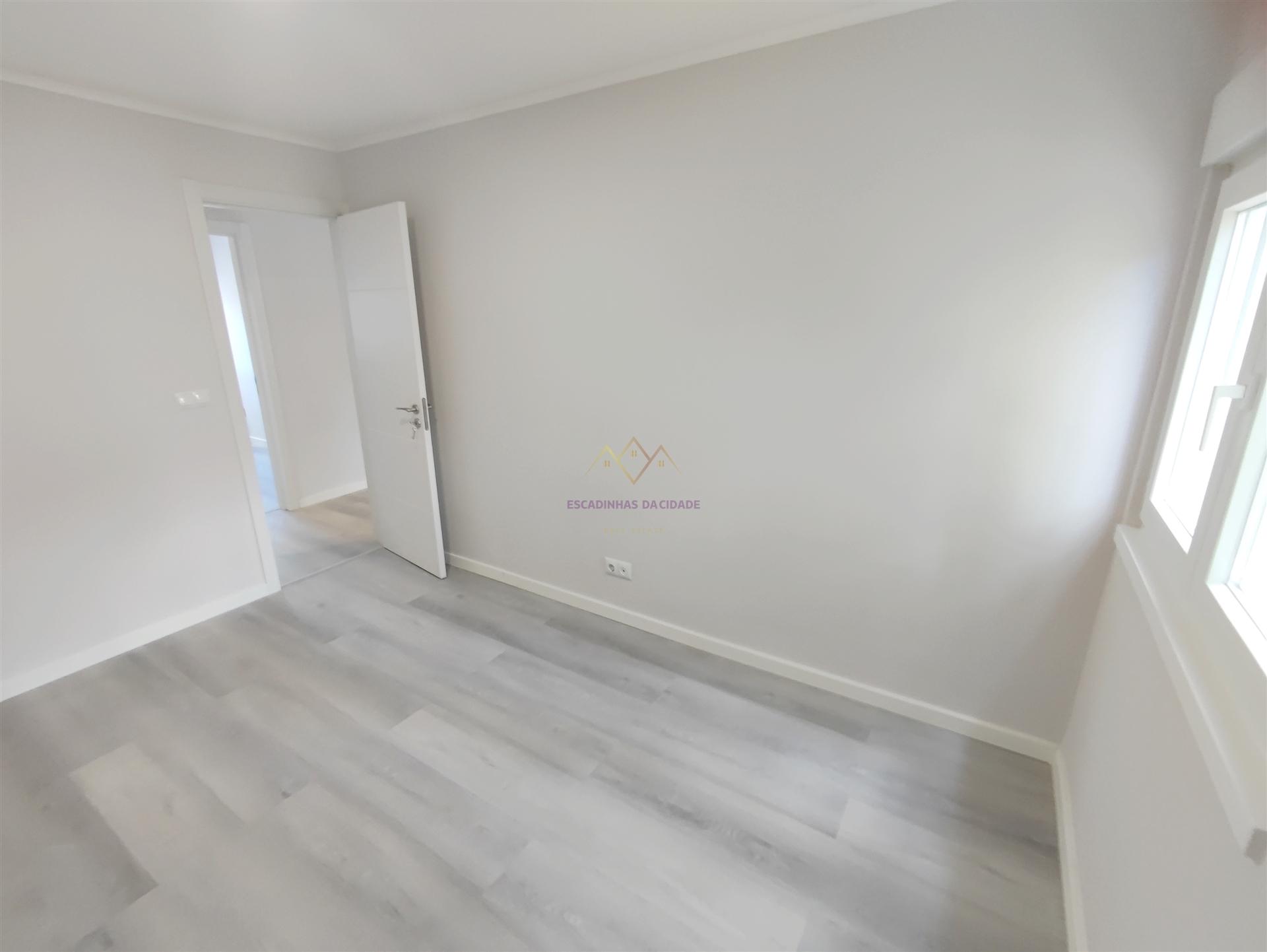 Apartamento T3 Remodelado com Duas Frentes Solares Laranjeiro
