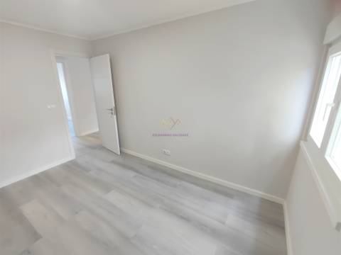 Apartamento T3 Remodelado com Duas Frentes Solares Laranjeiro