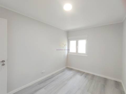 Apartamento T3 Remodelado com Duas Frentes Solares Laranjeiro