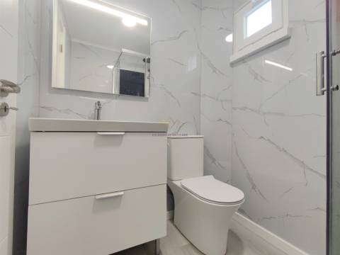 Apartamento T3 Remodelado com Duas Frentes Solares Laranjeiro