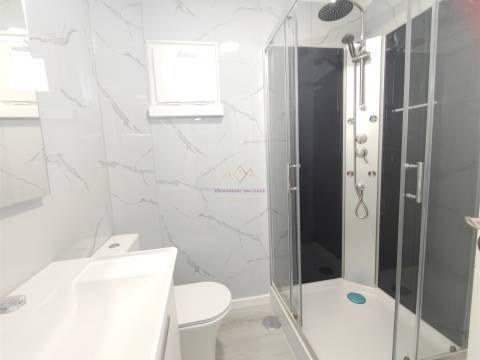 Apartamento T3 Remodelado com Duas Frentes Solares Laranjeiro