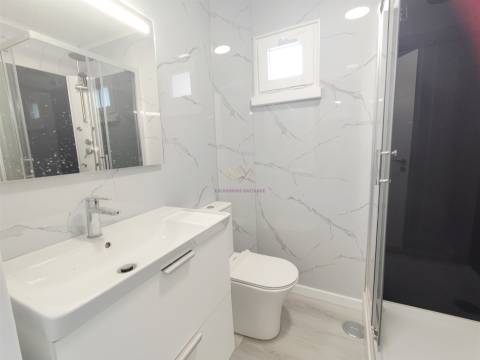 Apartamento T3 Remodelado com Duas Frentes Solares Laranjeiro