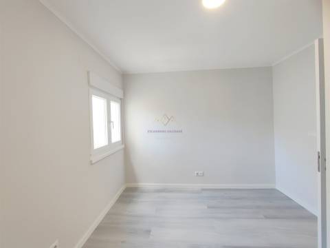 Apartamento T3 Remodelado com Duas Frentes Solares Laranjeiro