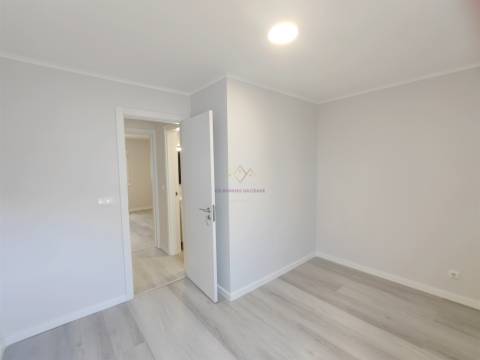 Apartamento T3 Remodelado com Duas Frentes Solares Laranjeiro