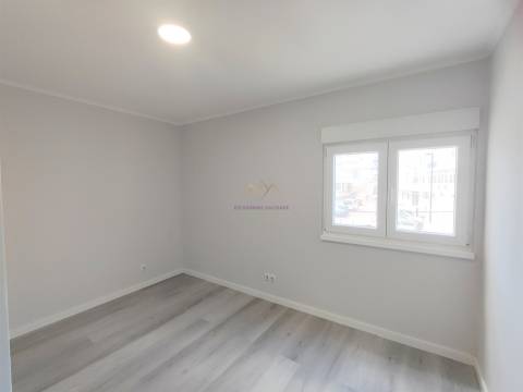 Apartamento T3 Remodelado com Duas Frentes Solares Laranjeiro