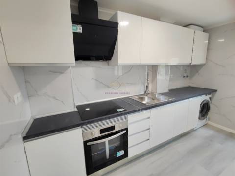 Apartamento T3 Remodelado com Duas Frentes Solares Laranjeiro