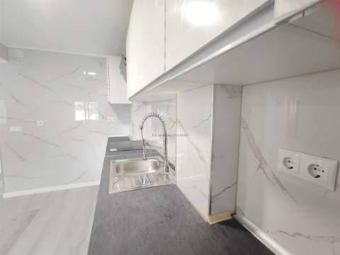 Apartamento T3 Remodelado com Duas Frentes Solares Laranjeiro