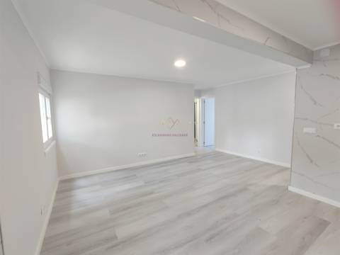 Apartamento T3 Remodelado com Duas Frentes Solares Laranjeiro