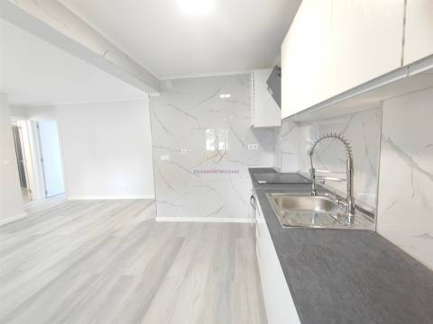 Apartamento T3 Remodelado com Duas Frentes Solares Laranjeiro