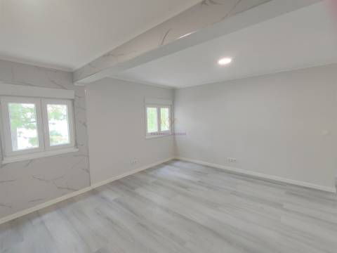 Apartamento T3 Remodelado com Duas Frentes Solares Laranjeiro