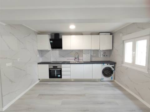 Apartamento T3 Remodelado com Duas Frentes Solares Laranjeiro