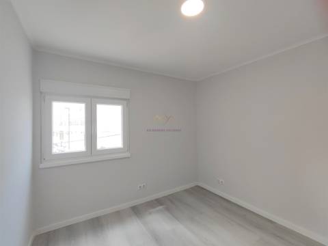 Apartamento T3 Remodelado com Duas Frentes Solares Laranjeiro