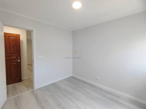 Apartamento T3 Remodelado com Duas Frentes Solares Laranjeiro