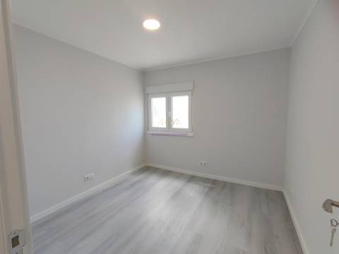 Apartamento T3 Remodelado com Duas Frentes Solares Laranjeiro