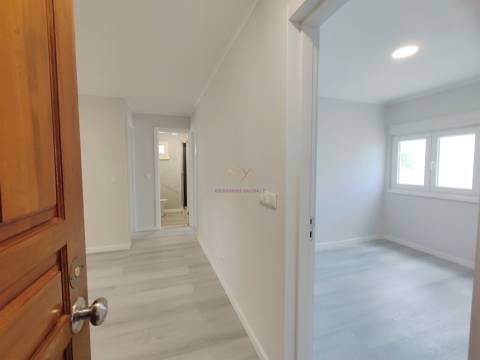 Apartamento T3 Remodelado com Duas Frentes Solares Laranjeiro