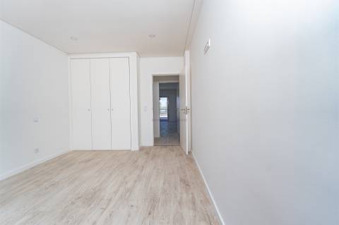 T3 Duplex com Terraço, Churrasqueira e 2 lugares de estacionamento | Condomínio Fechado com Jardim